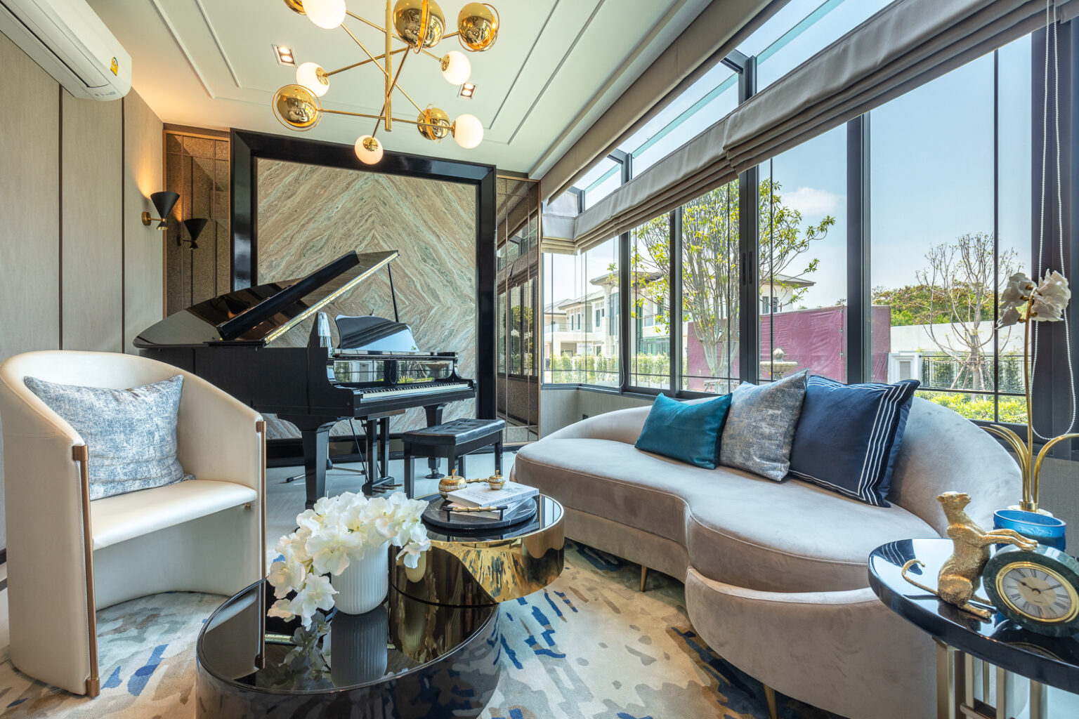 ห้องนั่งเล่นบ้านหรูพร้อมเปียโน The Pavilla Private Residences